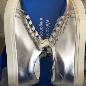 Tory Burch ruffle metallic sneaker style 43409 size 9.5